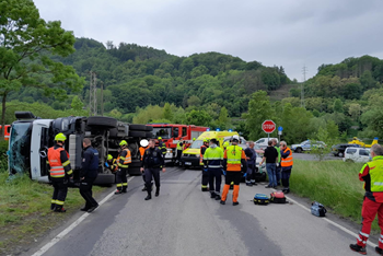 Převrácená cisterna: Zásah hasičů, zraněný a tisíce litrů vody