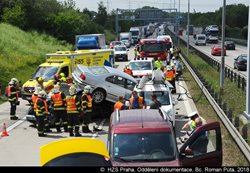 Hasiči ze dvou jednotek zasahovali u nehody několika vozidel na Pražském okruhu FOTOGALERIE