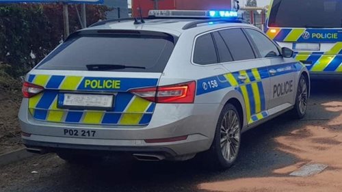 Muž na stavbě zkolaboval a zastavilo se mu srdce. Policisté použili AED a pomohli mu zachránit život