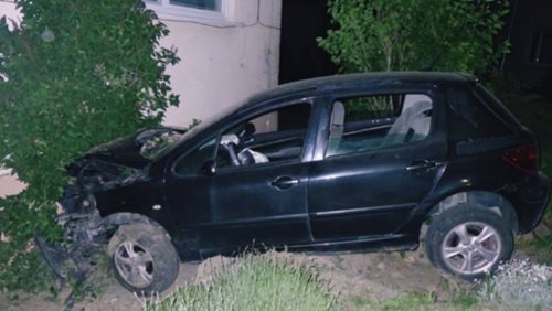  Opilý řidič narazil autem do domu. Nadýchal přes dvě promile alkoholu