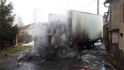 Požár nákladního vozidla v obci Chrtníč za sebou zanechal škodu 100 tisíc korun