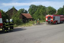Při požáru v Černíkovicích na Rychnovsku zasahovalo celkem pět jednotek hasičů.Hasiči uchránili hospodářskou budovu