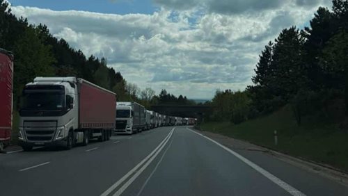 Kolony ochromují dopravu a policie posiluje dohled