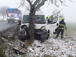 U Zvole narazil řidič s dodávkou do stromu, z nehody vyvázl bez zranění