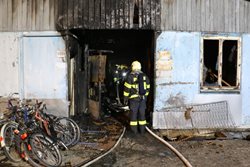 VIDEO/Hasiči likvidovali požár skladovacích prostor v Prostějově.