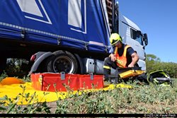 Dopravní nehoda kamionu na dálnici D8 u Vrbičan Z nádrže kamionu vytekla do půdy nafta. 