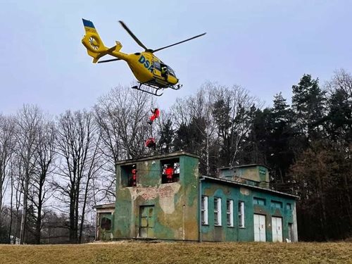 Letečtí záchranáři trénovali záchranu osob z výšky i v silném mrazu
