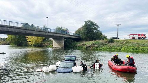 Auto zmizelo pod hladinou Moravy.