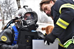 Potápěči trénovali také se speciální přilbou