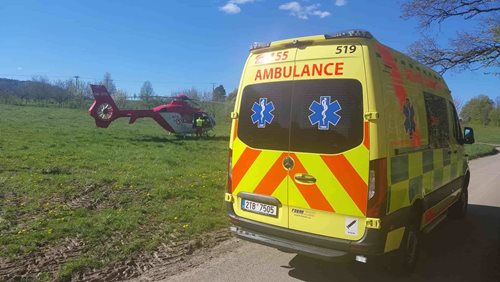 Pád motocyklu zranil dva mladé lidi