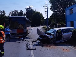 Nehoda autobusu s osobním autem  v Kladně