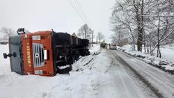 Při nehodě kamionu v Dolních Tošanovicích zemřelo 31 prasat