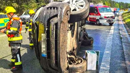 Osobní automobil havaroval na silnici I/33. Na místě zasahovali hasiči i záchranáři