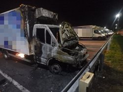 Požár dvou dodávkových vozidel