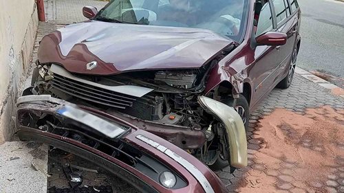 Osobní auto narazilo do domu. Nehoda se naštěstí obešla bez zranění