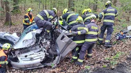 Střet vozidel ochromil dopravu a zranil řidiče