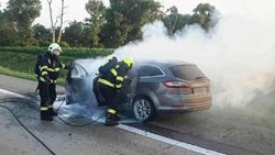 Na dálnici ve směru na Břeclav  hořel osobní automobil