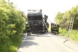 Kabina kamionu na Jičínsku kompletně shořela