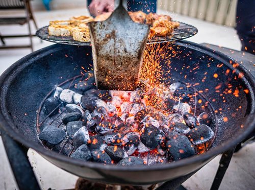 Hasiči zasahovali kvůli grilu na balkoně: Stačilo málo a mohl vzniknout požár
