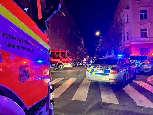 Požár v bytovém domě vyhnal obyvatele ven. Hasiči zabránili větší tragédii