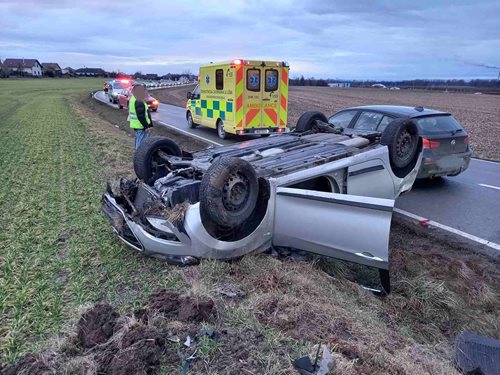Dopravní nehoda skončila převrácením vozidla na střechu