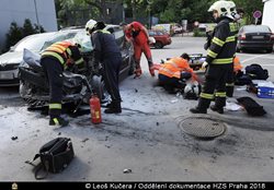 Hasiči zasahovali u nehody autobusu a osobního vozu v Praze 5