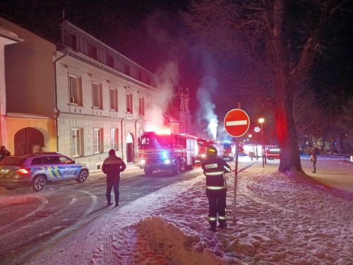 Požár sauny ve sklepě apartmánového domu zranil pět hasičů