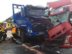 Dopravní nehoda tří nákladních automobilů uzavřela plzeňskou dálnici u Králova Dvora na Berounsku