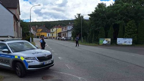 Policisté uzavřeli část Strakonic. Žena měla mířit na souseda střelnou zbraní