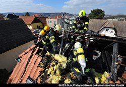 Požár terasy a podkroví domu v Praze 16 způsobil škodu 500.000 korun
