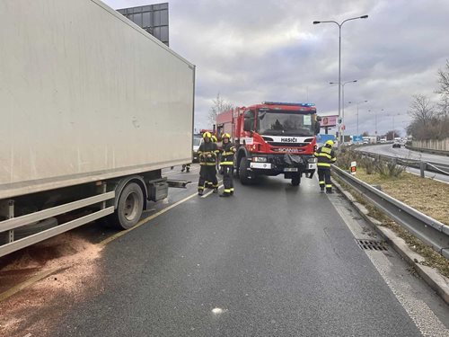 Srážka dodávky s nákladním vozem způsobila zásadní komplikace a vyžádala si zraněného