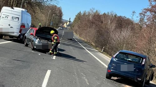 Čelní střet zastavil dopravu na silnici první třídy