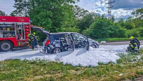 Hasiči bojovali s požáry osobních vozidel