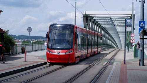 Chlapec vstoupil před rozjetou tramvaj. Srážce už nedokázala zabránit