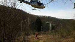 Ženu transportoval vrtulník z nedostupného terénu