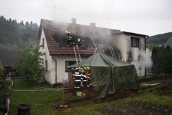 Požár dílny v Rožnově pod Radhoštěm poškodil obytné prostory rodinného domu. 