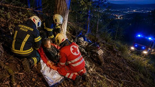Motorkář po nehodě ležel jedenáct hodin v lese. Před chladem se chránil padákem