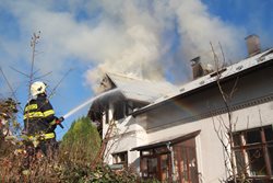 Při požáru domu v Lysé nad Labem vznikla škoda za tři miliony VIDEO/FOTO
