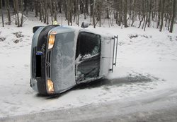 S převrácením vozidla na kola pomohli hasiči