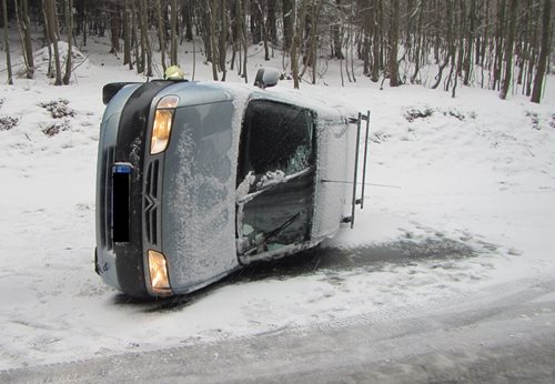 S převrácením vozidla na kola pomohli hasiči