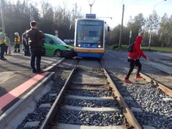 Tři páteční nehody aut v kolejišti ostravských tramvají