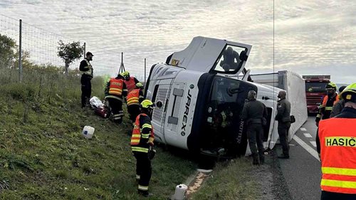 Kamion se převrátil na bok. Hasiči zabránili úniku provozních kapalin do potoka