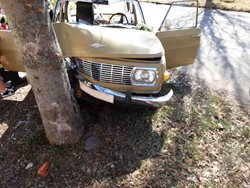 Dva zranění po nárazu osobního vozidla do stromu