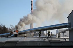 Hasiči likvidovali požár odsávacího systému v průmyslovém objektu v Kostelci nad Orlicí.Zaměstnanci firmy se včas dostali do bezpečí.  