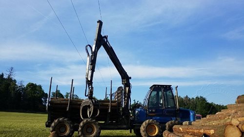 Muž při skládání dřeva u Mladoňovic utrpěl zásah elektrickým proudem