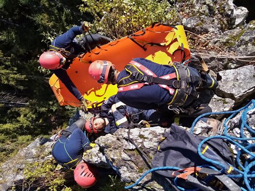 Hasiči – lezci dva dny cvičili. V přírodě i na trenažéru