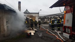 Druhý stupeň poplachu při požáru truhlárny v Pečkách