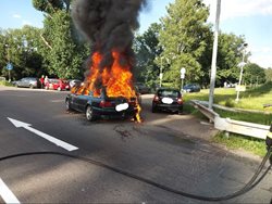Hořící vozidlo se nepodařilo zachránit, ale dvě stojící poblíž ano