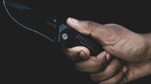 Muž zaútočil nožem na příbuzného, hrozí mu až osmnáct let vězení.