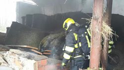 Osm jednotek hasičů likviduje požár seníku